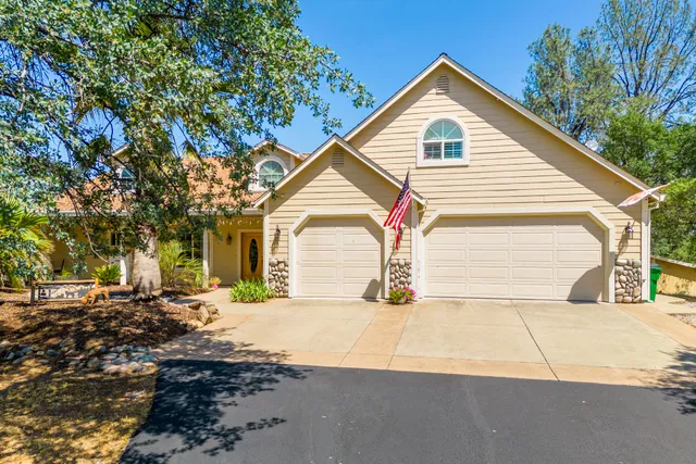 a view of backyard of the house
