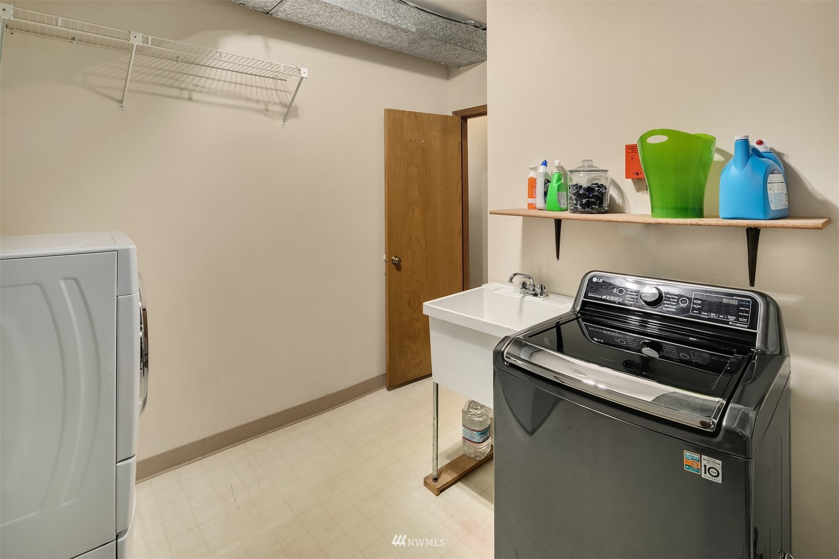 21832 Northeast 8th Street Sammamish, WA 98074 - Photo 27 of 40