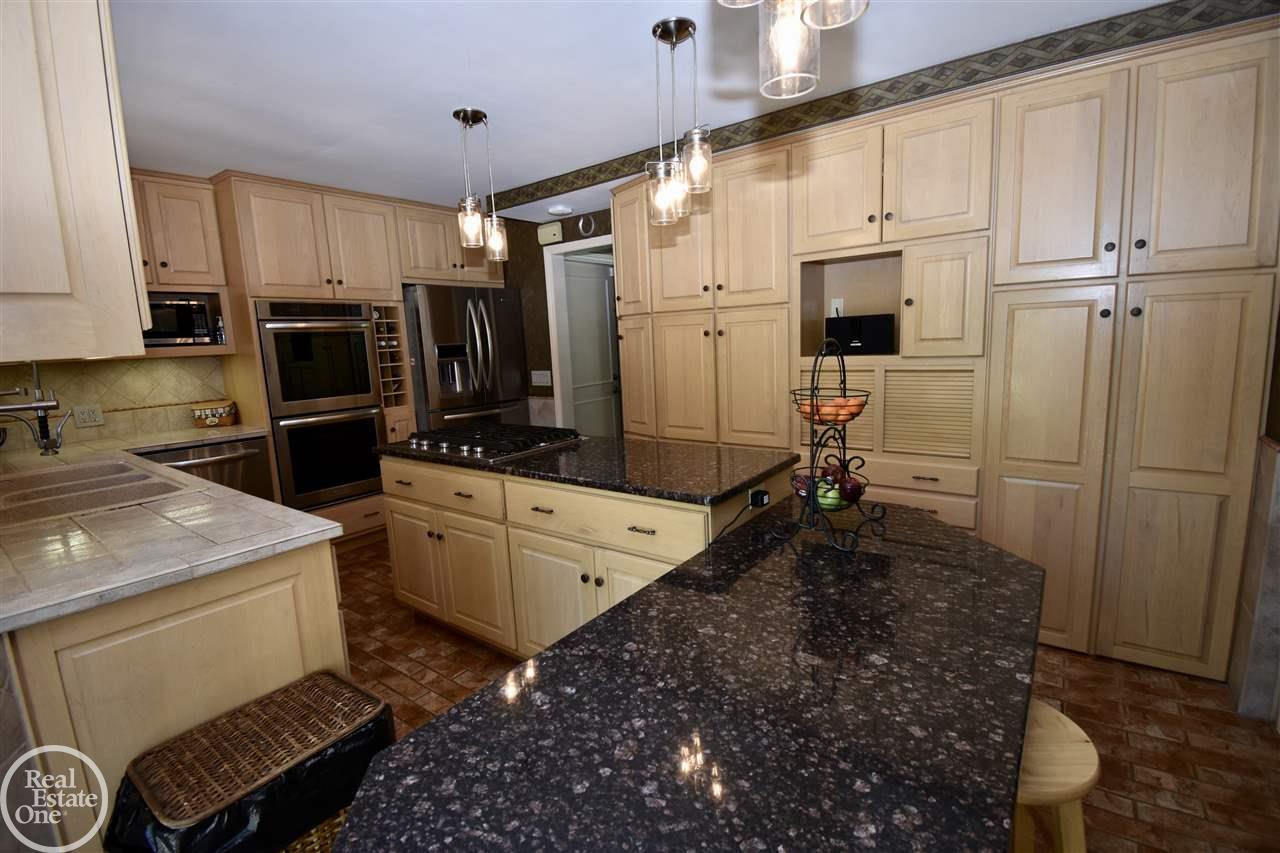 1596 South Renaud Road Grosse Pointe, MI 48236 - Photo 5 of 48 31348359-4.JPG