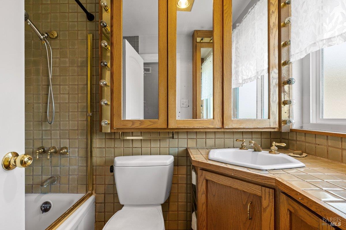 1072 Los Gamos Road, Unit E San Rafael, CA 94903 - Photo 16 of 23