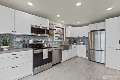 $799,000 | 8450 East Side Drive Northeast, Tacoma, WA 98422