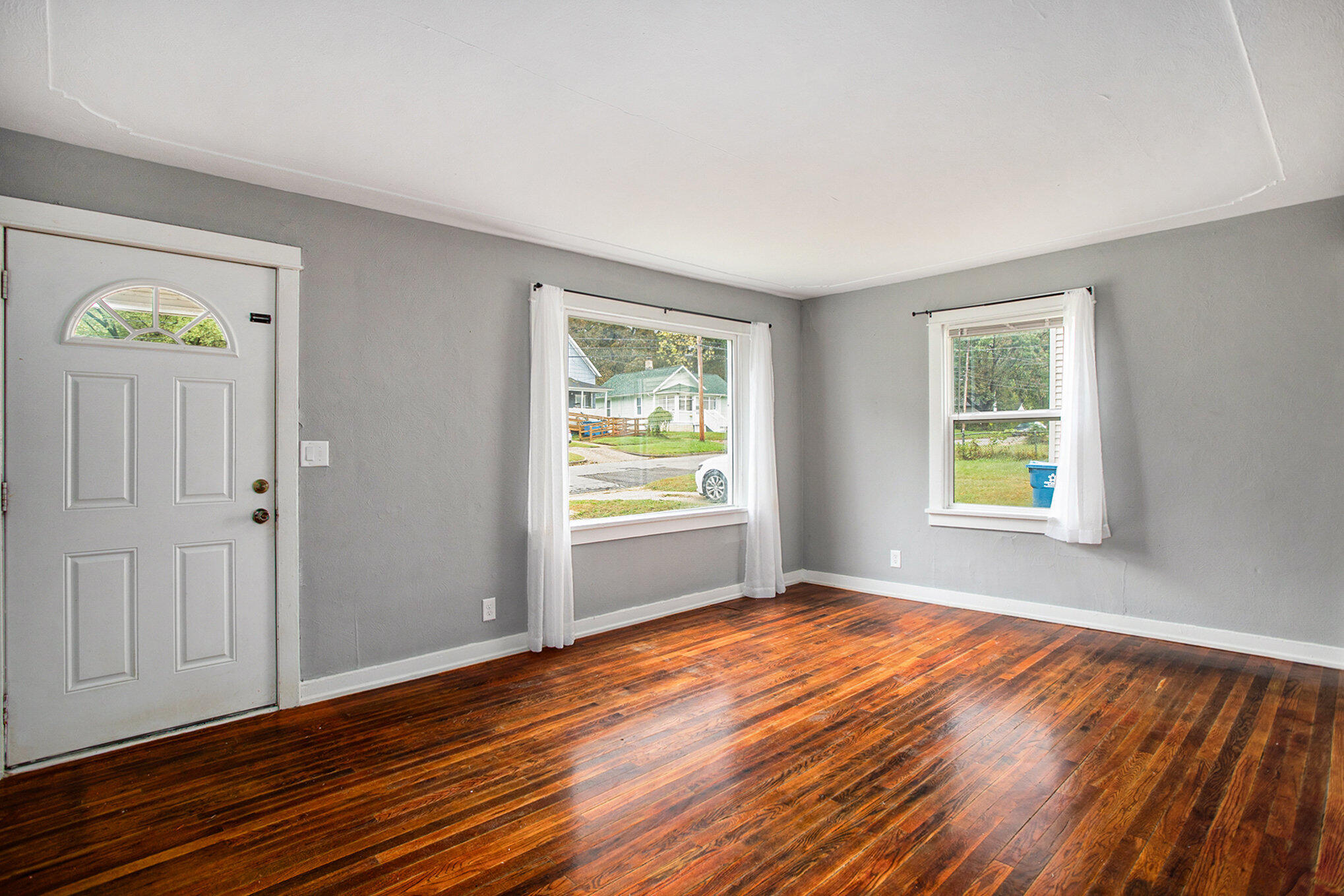 124 Spring Street Battle Creek, MI 49037 - Photo 2 of 17 003_file_541