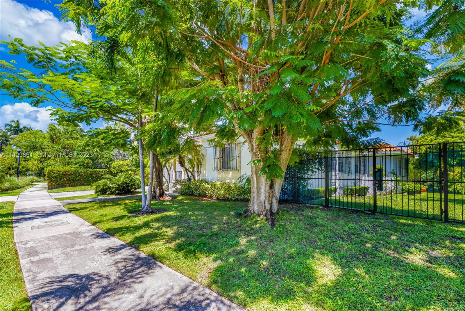 2935 North Bay Road Miami Beach, FL 33140 - Photo 4 of 27 a view of a backyard with a garden