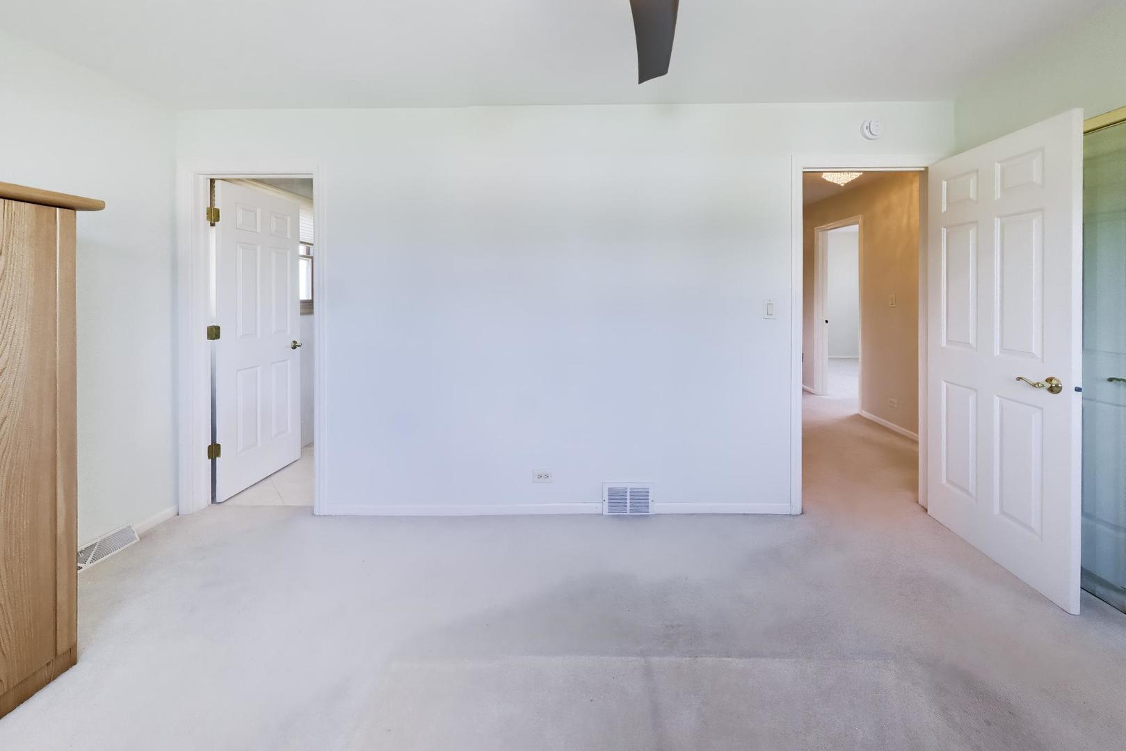 634 West Millers Road Des Plaines, IL 60016 - Photo 12 of 42 a view of an empty room