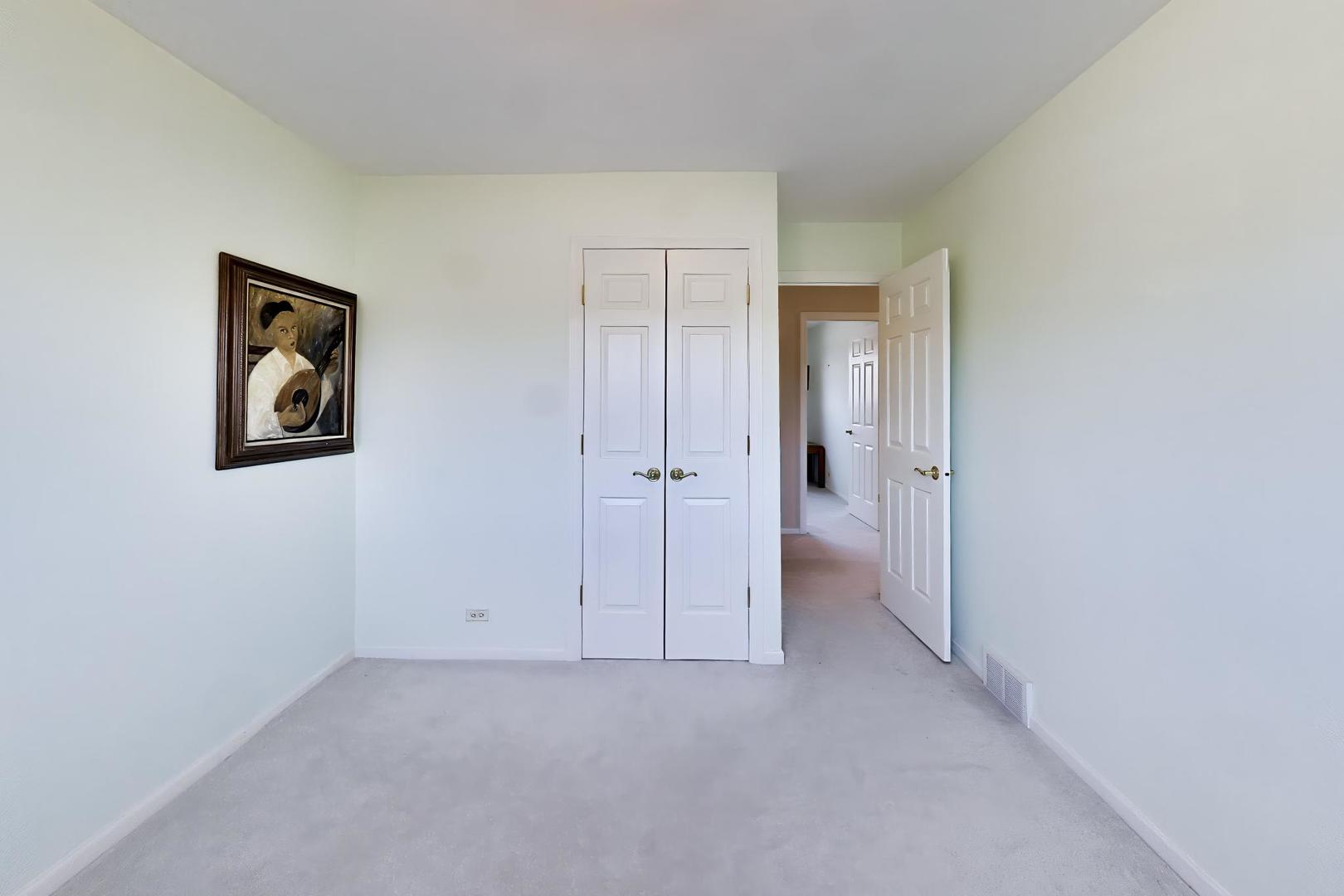 634 West Millers Road Des Plaines, IL 60016 - Photo 18 of 42 an empty room that has a painting on the wall