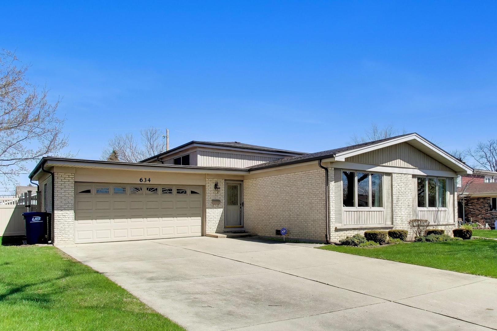 634 West Millers Road Des Plaines, IL 60016 - Photo 2 of 42 a front view of a house with a yard