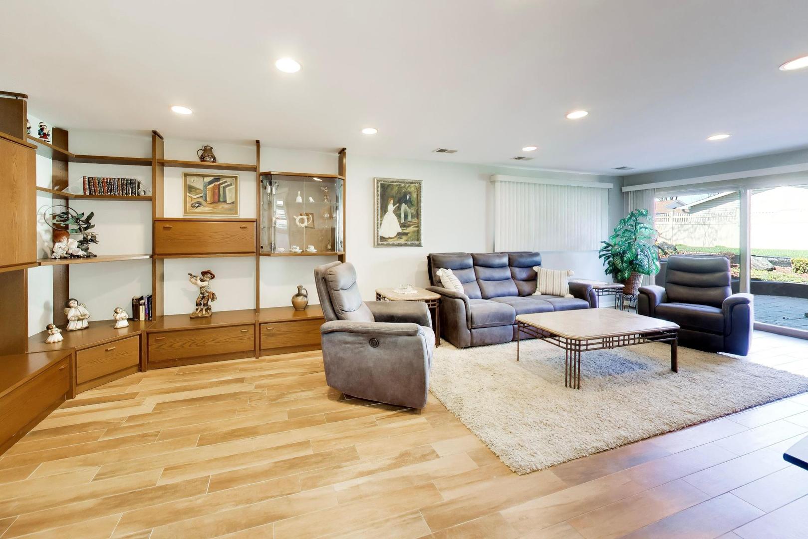 634 West Millers Road Des Plaines, IL 60016 - Photo 22 of 42 a living room with furniture and view of kitchen