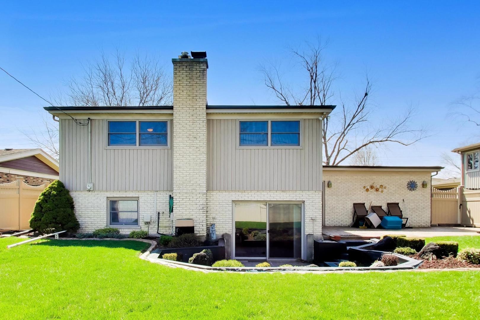 634 West Millers Road Des Plaines, IL 60016 - Photo 30 of 42 a front view of a house with garden