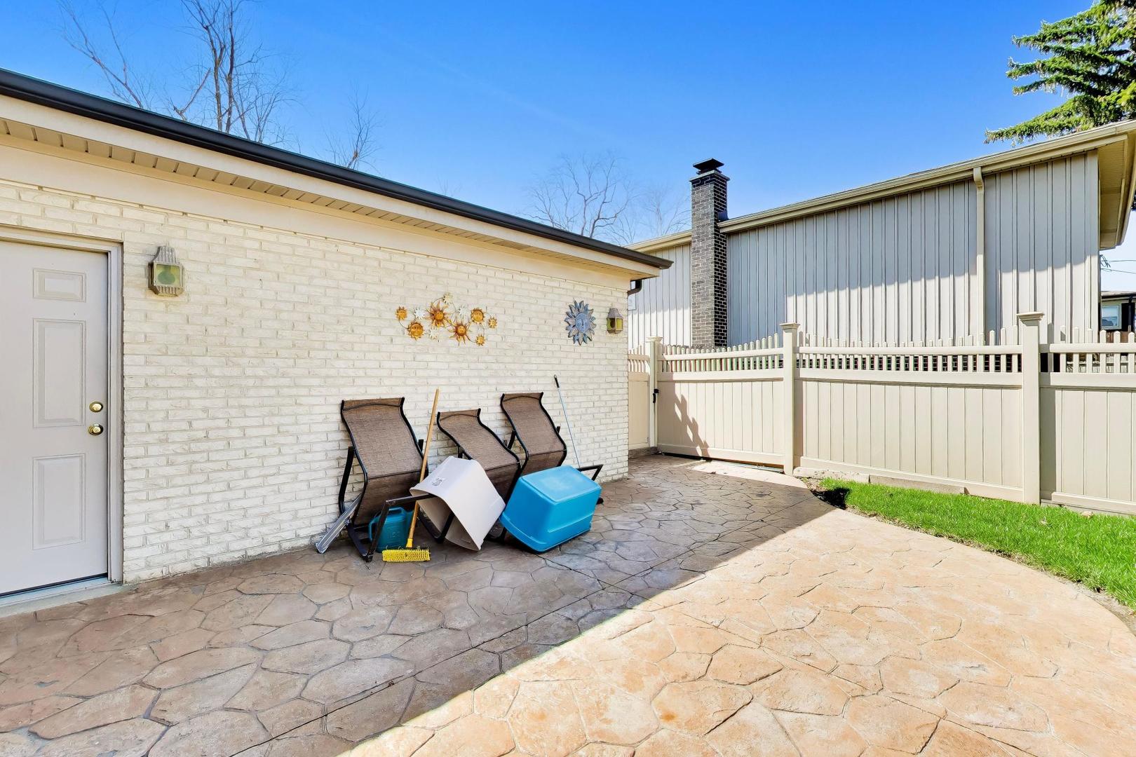 634 West Millers Road Des Plaines, IL 60016 - Photo 37 of 42 a backyard of a house with table and chairs