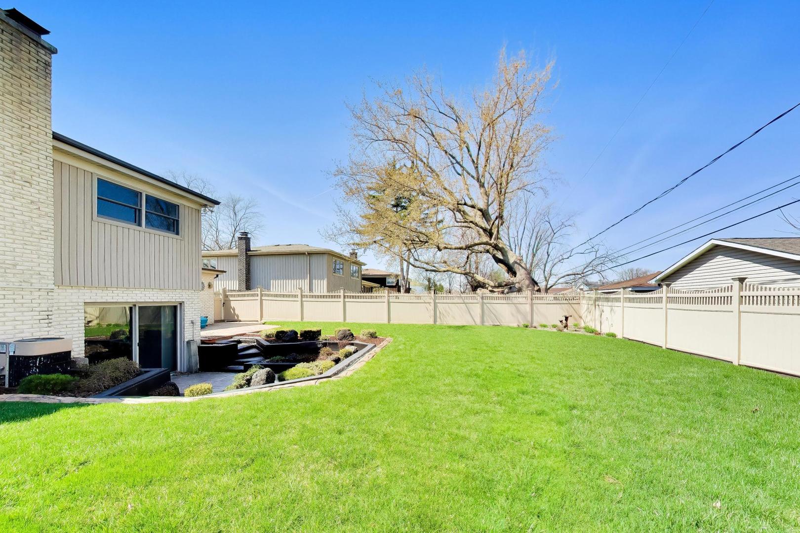 634 West Millers Road Des Plaines, IL 60016 - Photo 38 of 42 a view of a house with a back yard