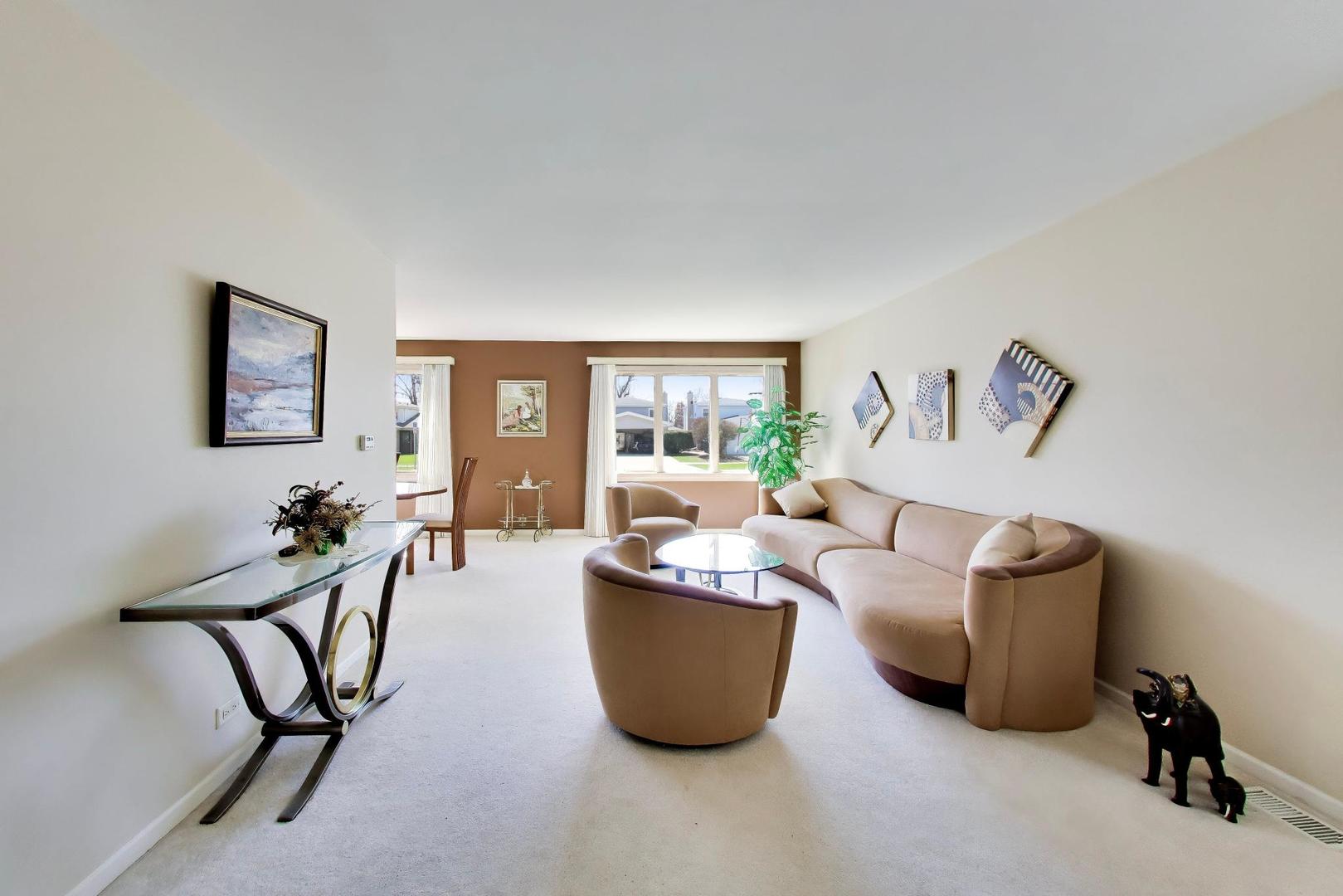 634 West Millers Road Des Plaines, IL 60016 - Photo 4 of 42 a living room with furniture and a window