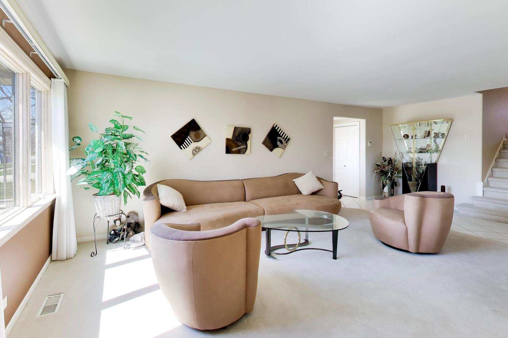 634 West Millers Road Des Plaines, IL 60016 - Photo 5 of 42 a living room with furniture and a potted plant