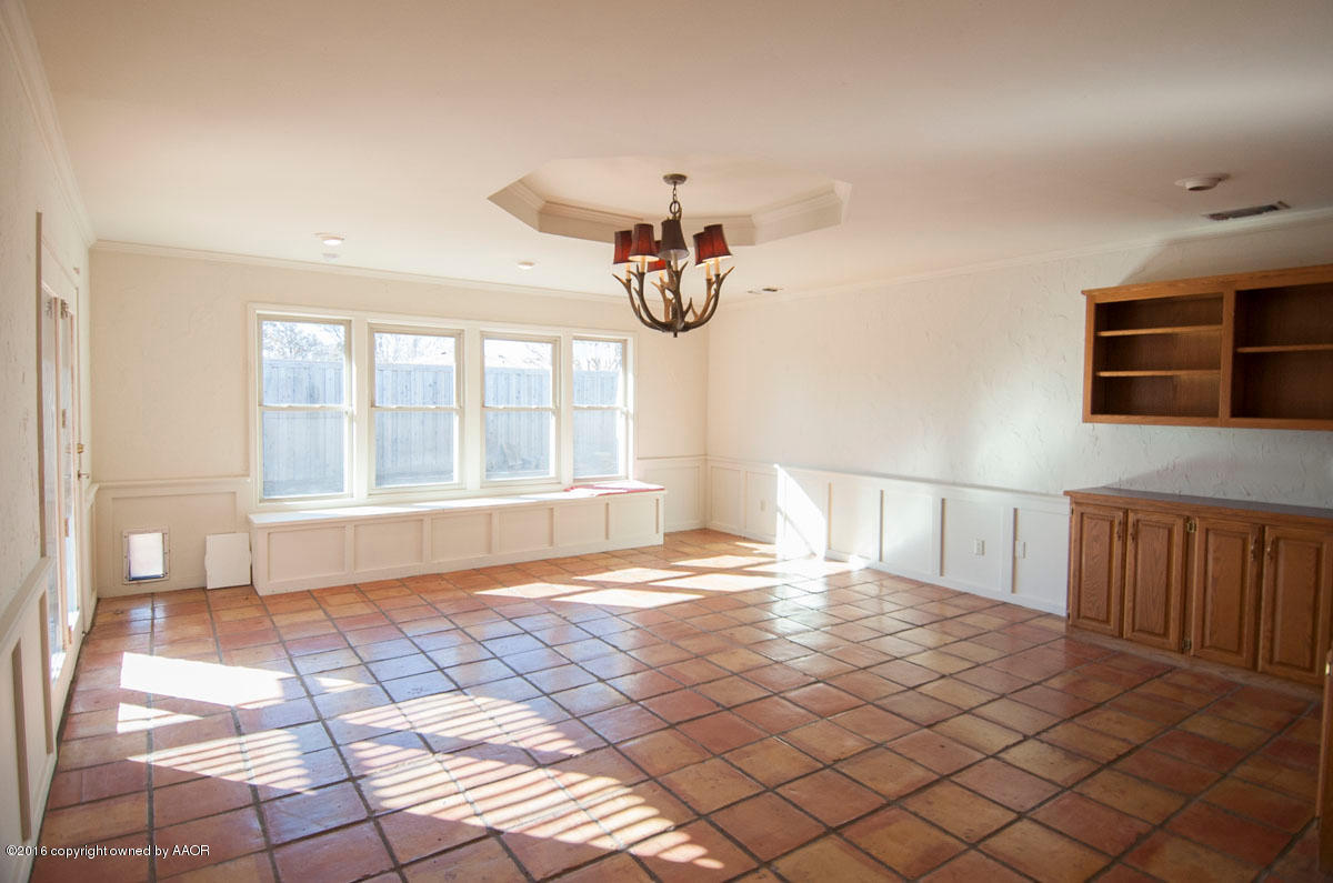7203 Dreyfuss Road Amarillo, TX 79106 - Photo 11 of 22 a view of a room with a large windows