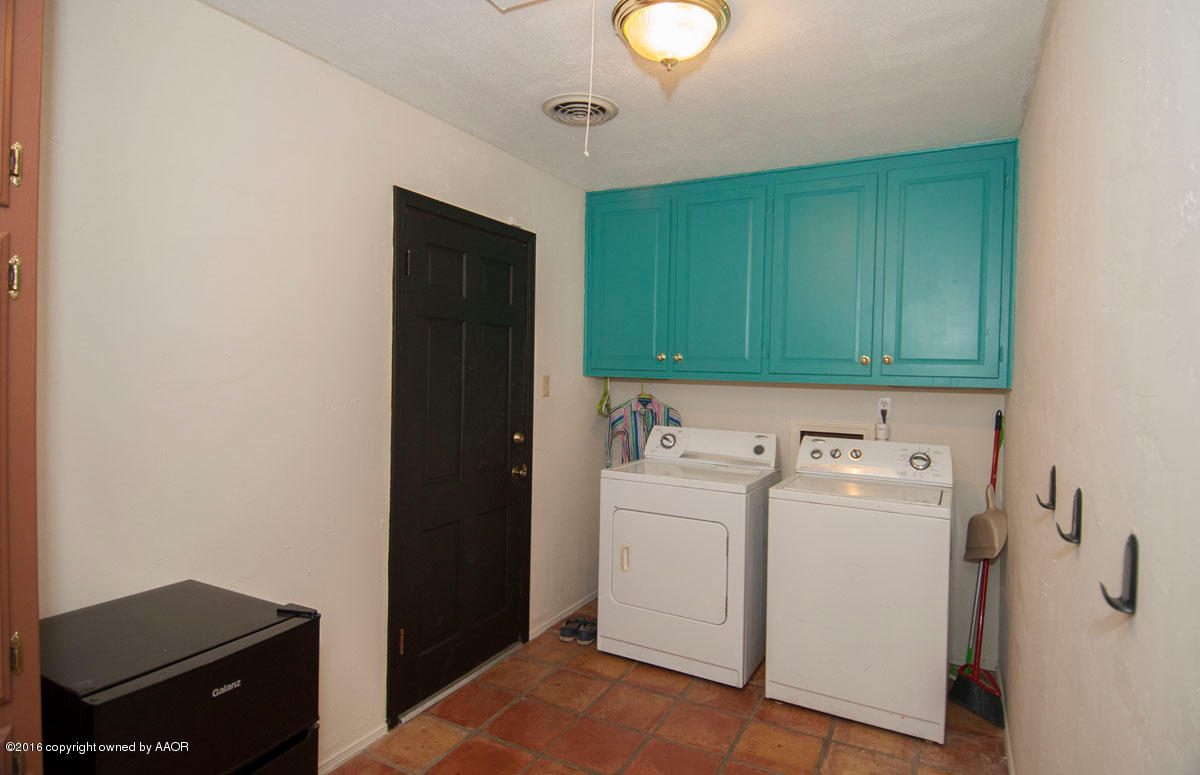 7203 Dreyfuss Road Amarillo, TX 79106 - Photo 13 of 22 a utility room with dryer and washer