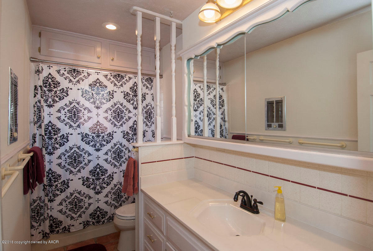 7203 Dreyfuss Road Amarillo, TX 79106 - Photo 19 of 22 a bathroom with a sink and a mirror