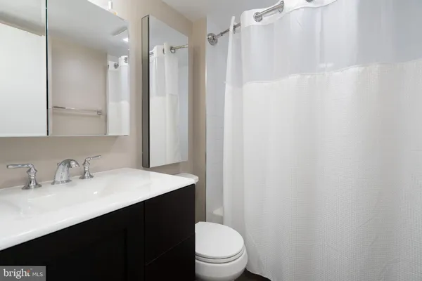 $2,400 | 2111 Wisconsin Avenue Northwest, Unit 512, Washington, DC 20007