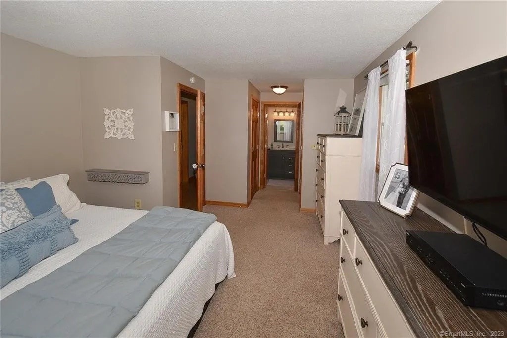 281 Abbe Road Enfield, CT 06082 - Photo 8 of 33 Gallery Image 8