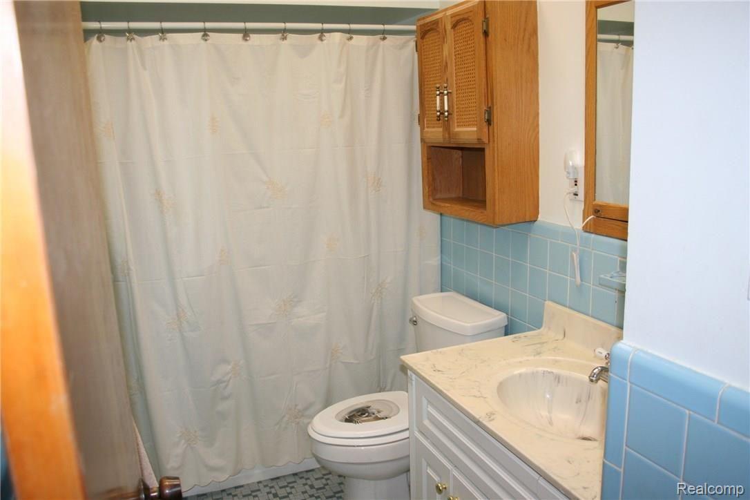 17111 Rougeway Street Livonia, MI 48152 - Photo 18 of 40 Hall bath!