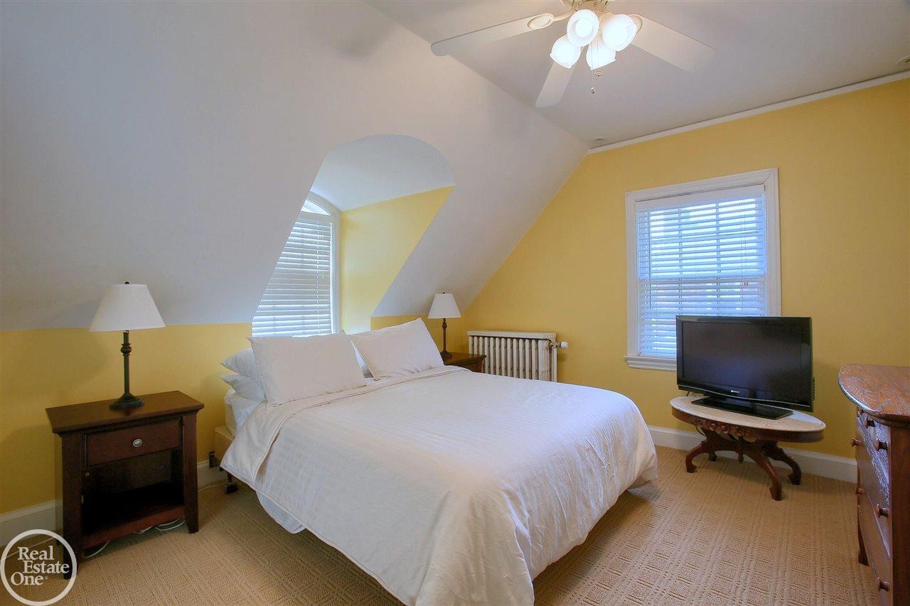 253 Lewiston Road Grosse Pointe, MI 48236 - Photo 23 of 41 50044437-22.JPG