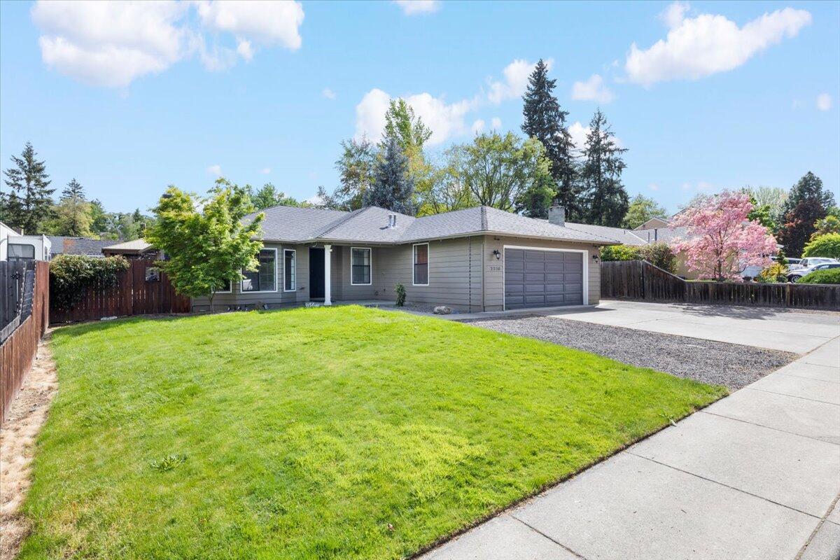 2220 Ridge Way Medford, OR 97504 - Photo 3 of 27 03-D9A7541