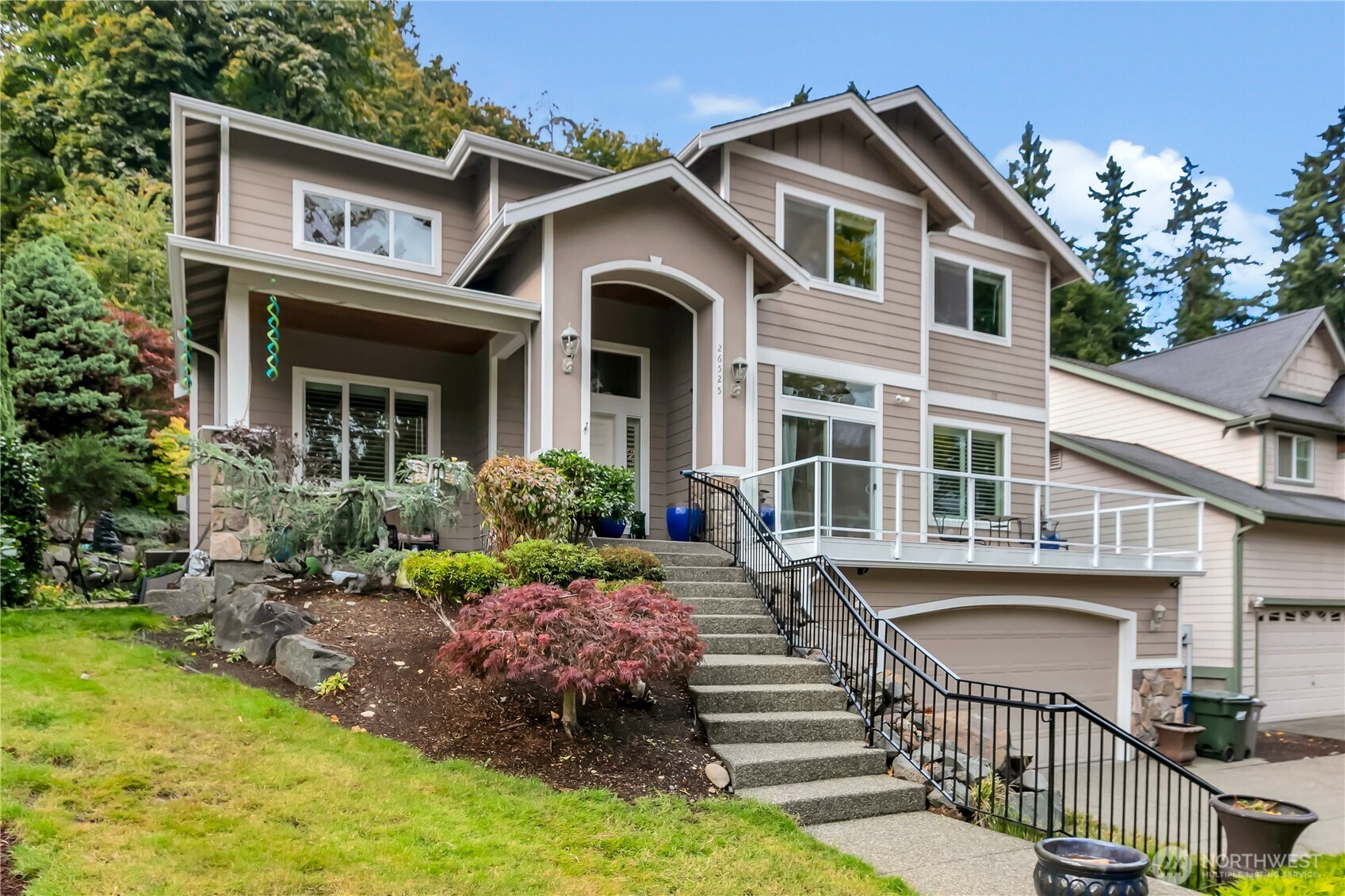 26525 Lake Fenwick Road South Kent, WA 98032 - Photo 2 of 40 a front view of a house with a garden