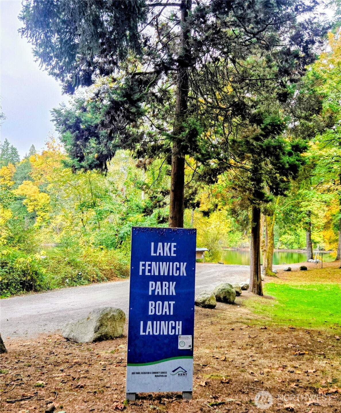 26525 Lake Fenwick Road South Kent, WA 98032 - Photo 35 of 40 a sign on the side of the road