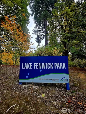 a sign that is sitting on a brick wall