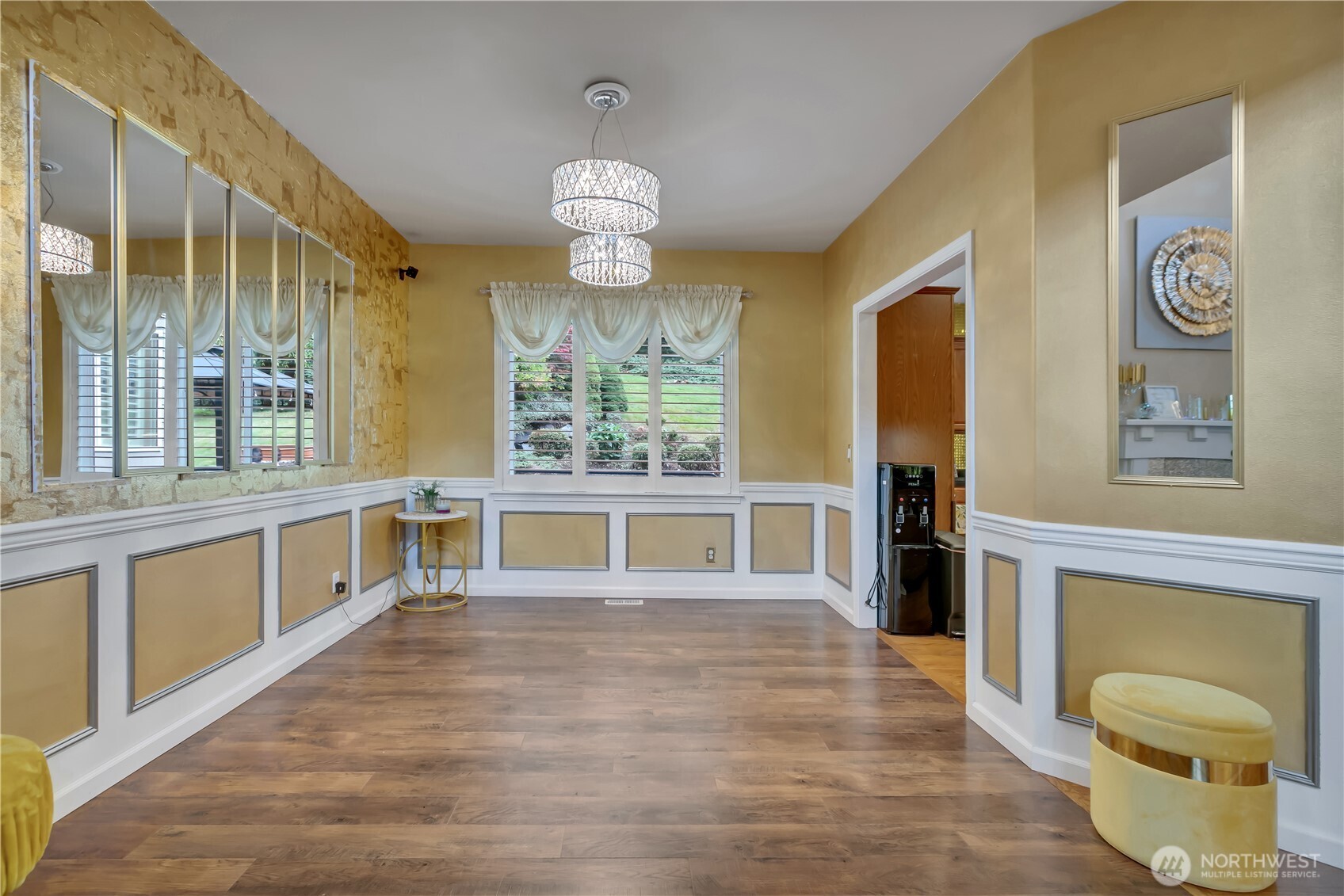 26525 Lake Fenwick Road South Kent, WA 98032 - Photo 6 of 40 a view of an entryway with a chandelier