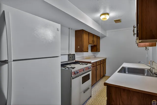 $300,000 | 2942 Southeast Meadowview Drive, Topeka, KS 66605