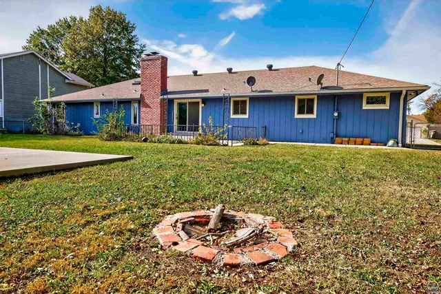 $300,000 | 2942 Southeast Meadowview Drive, Topeka, KS 66605