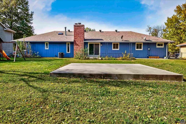 $300,000 | 2942 Southeast Meadowview Drive, Topeka, KS 66605