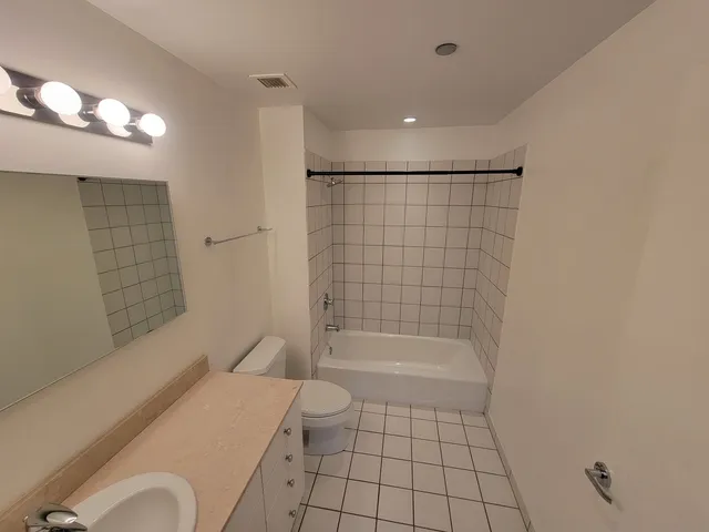 $3,500 | 8 East Randolph Street, Unit 1501, Chicago, IL 60601