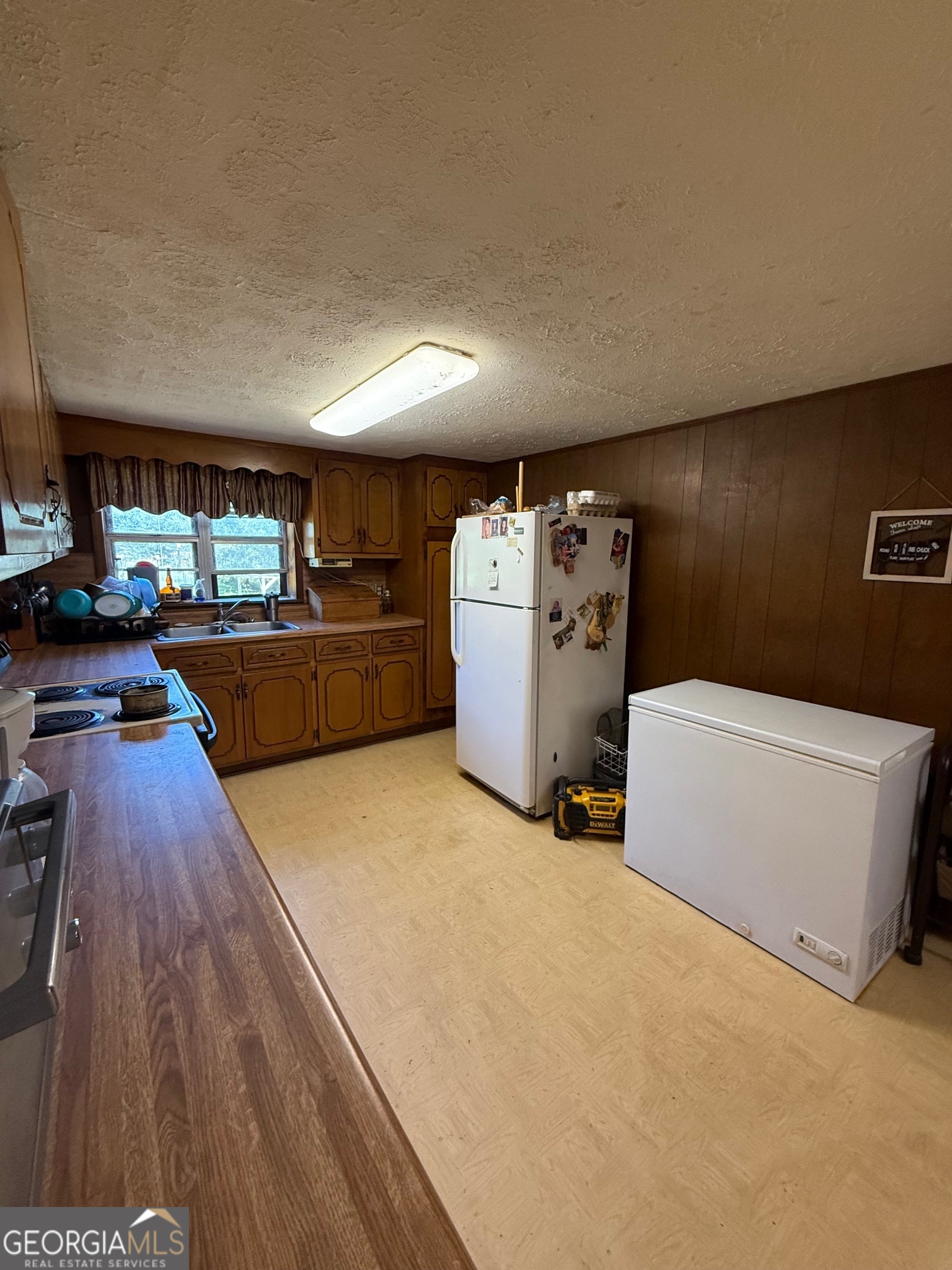 1600 Grant Avenue Manchester, GA 31816 - Photo 9 of 37 a storage room with washer and dryer