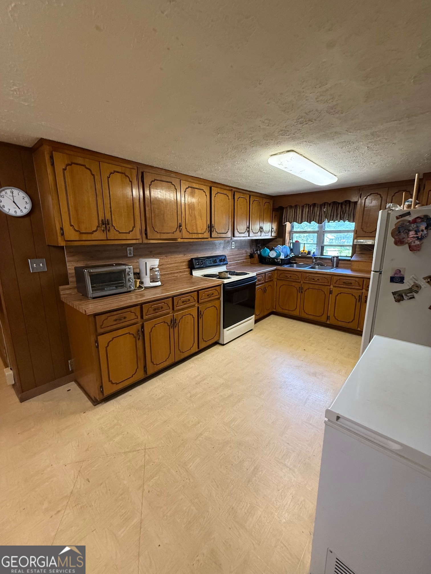1600 Grant Avenue Manchester, GA 31816 - Photo 10 of 37 a kitchen with stainless steel appliances granite countertop a stove and a refrigerator