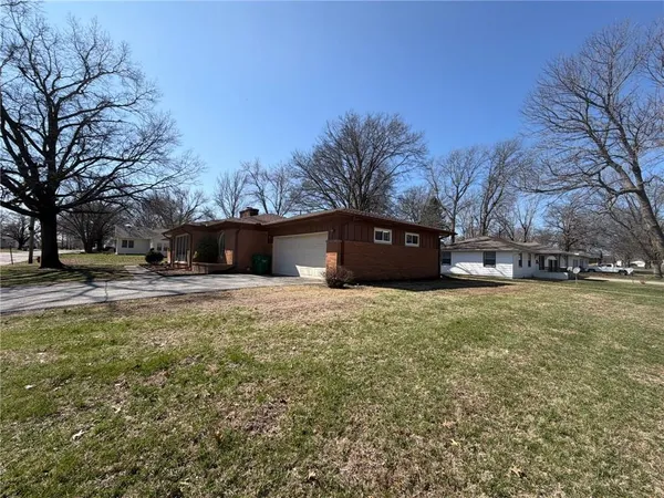 $255,000 | 904 North High Street, Butler, MO 64730