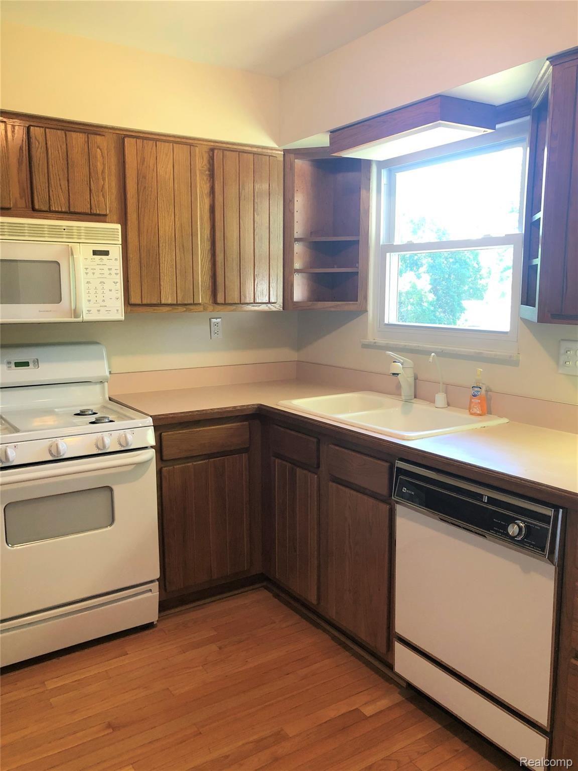 1207 Reid Road Flint, MI 48507 - Photo 17 of 42 9 KItchen c.jpg