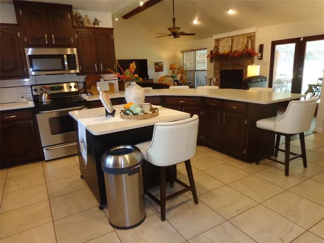 a view of yard and trees