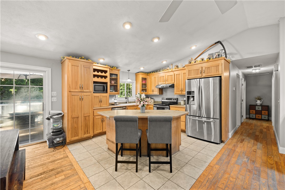 233 Old Oxford Road North Smithfield, RI 02896 - Photo 11 of 34