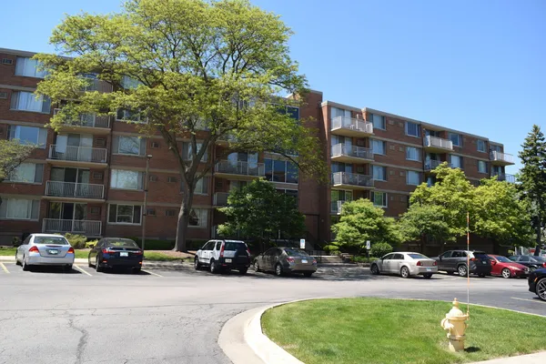 $165,500 | 2222 South Stewart Avenue, Unit 1H, Lombard, IL 60148
