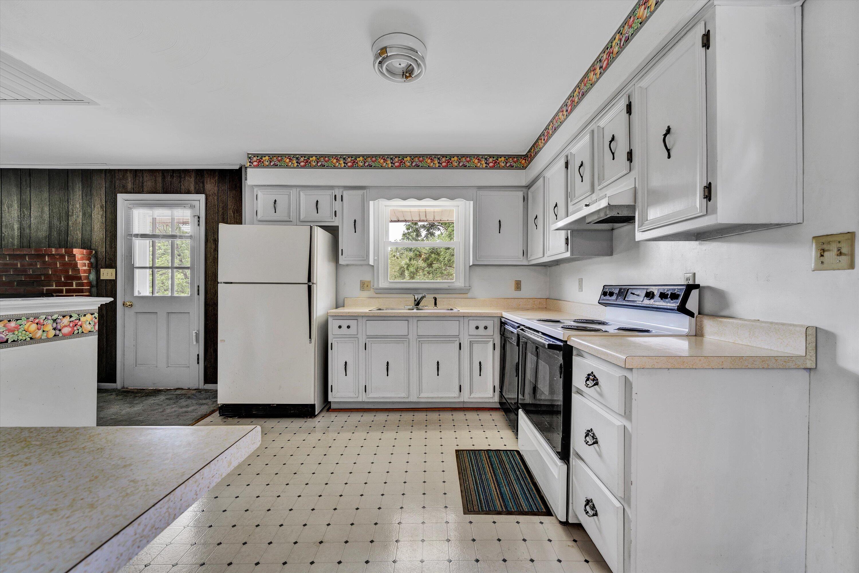 380 Lakeshore Terrace Road Hardy, VA 24101 - Photo 2 of 23 Kitchen