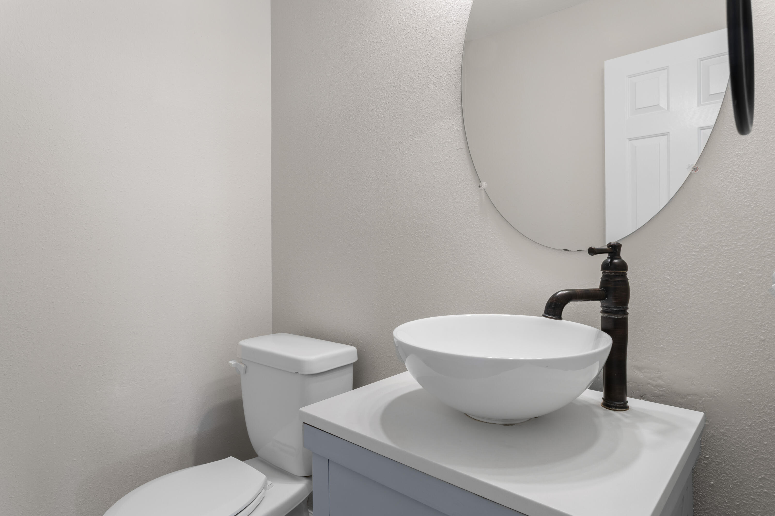 41970 Pacific Grove Way Temecula, CA 92591 - Photo 20 of 54 a bathroom with a toilet sink and mirror