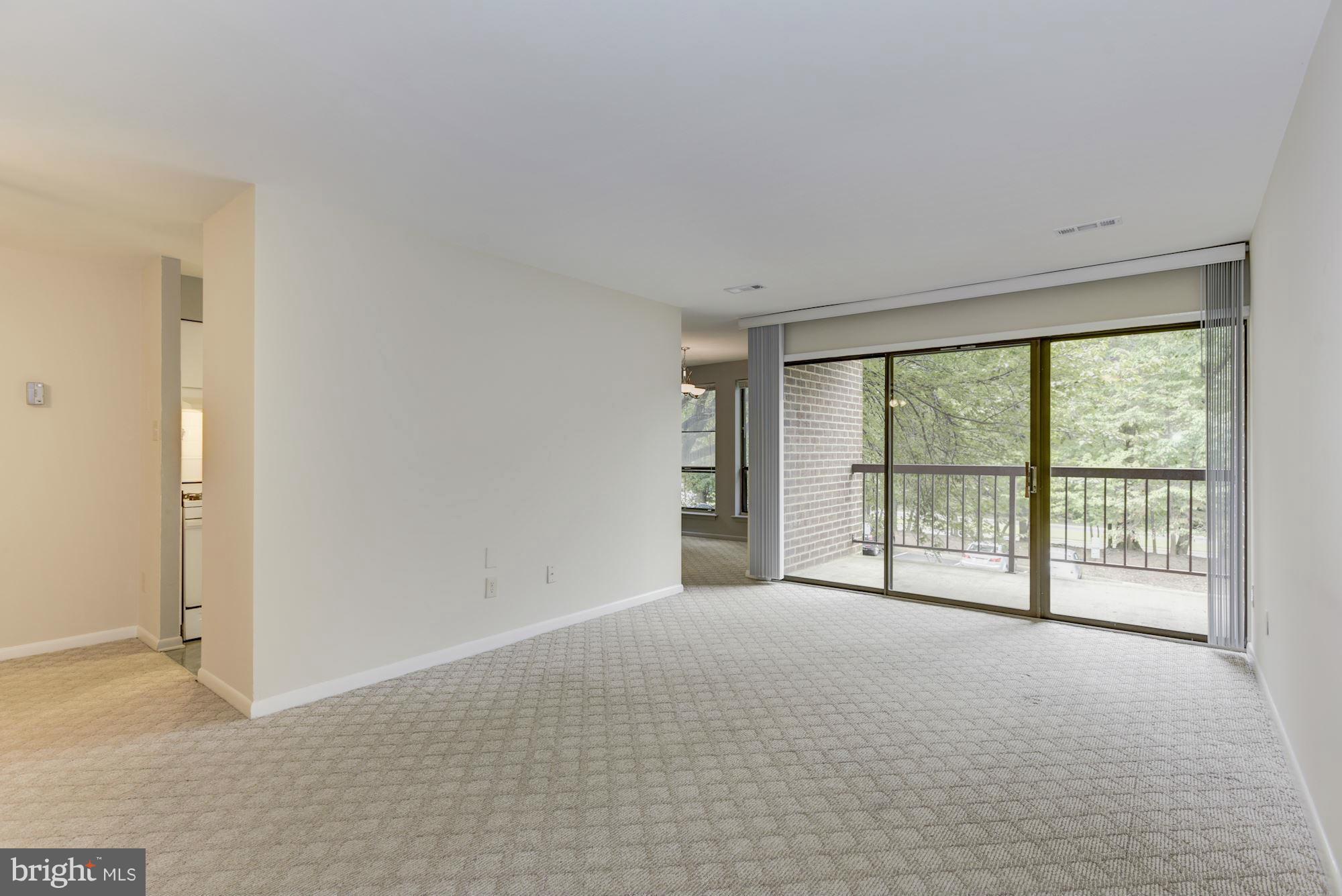 11204 Chestnut Grove Square, Unit 106 Reston, VA 20190 - Photo 3 of 29 Living Room