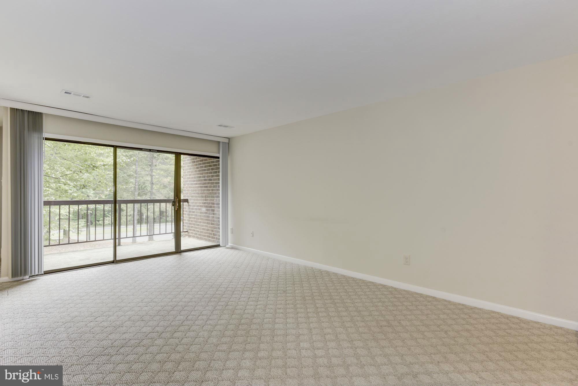 11204 Chestnut Grove Square, Unit 106 Reston, VA 20190 - Photo 4 of 29 Living Room