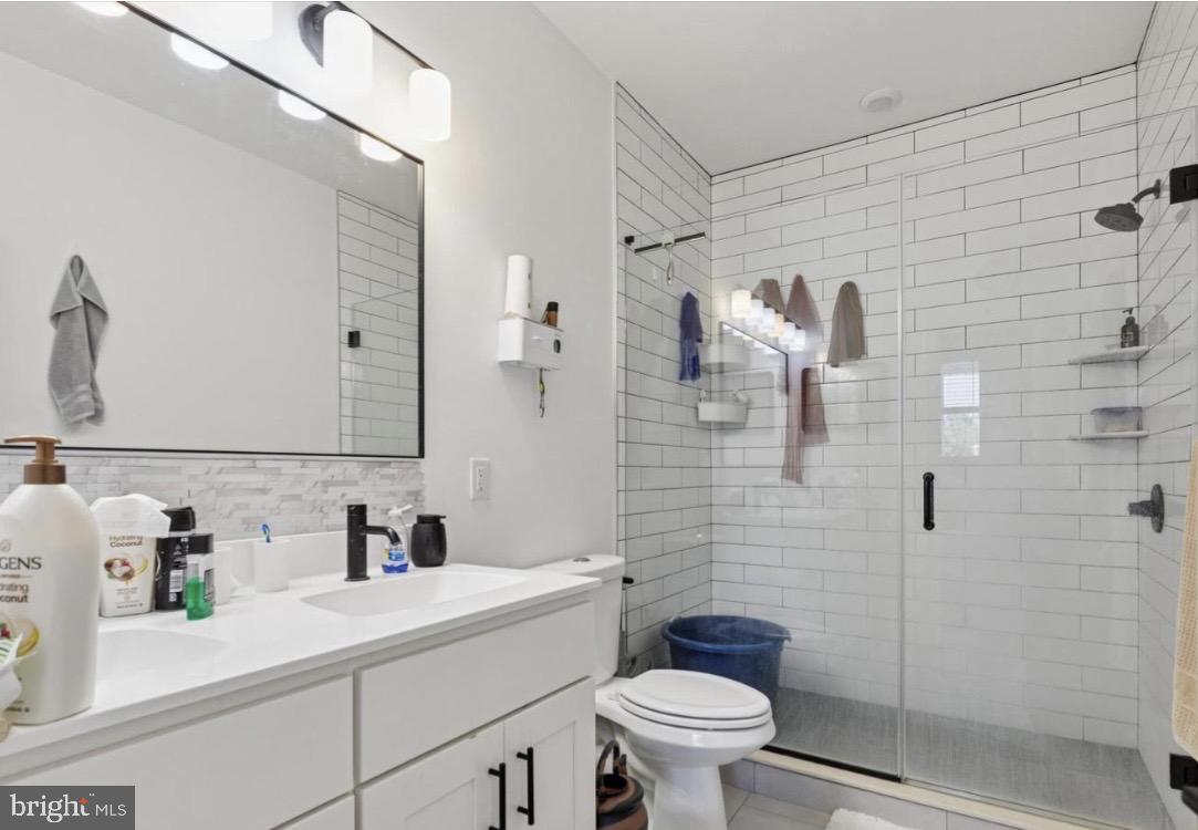 22 East Rittenhouse Street, Unit 5 Philadelphia, PA 19144 - Photo 3 of 5 Primary bath
