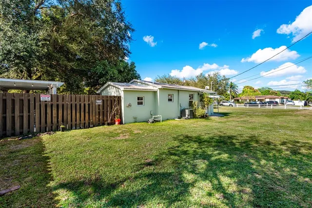 a view of a backyard
