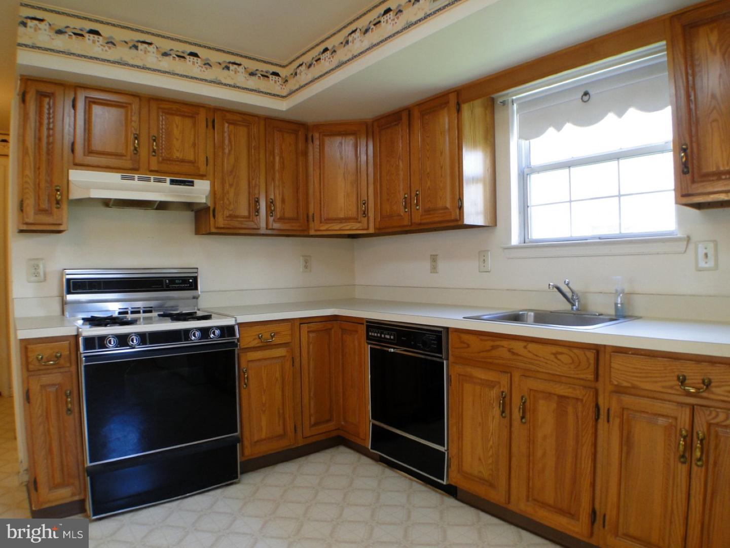 10952 Knights Road Philadelphia, PA 19154 - Photo 11 of 25 Kitchen