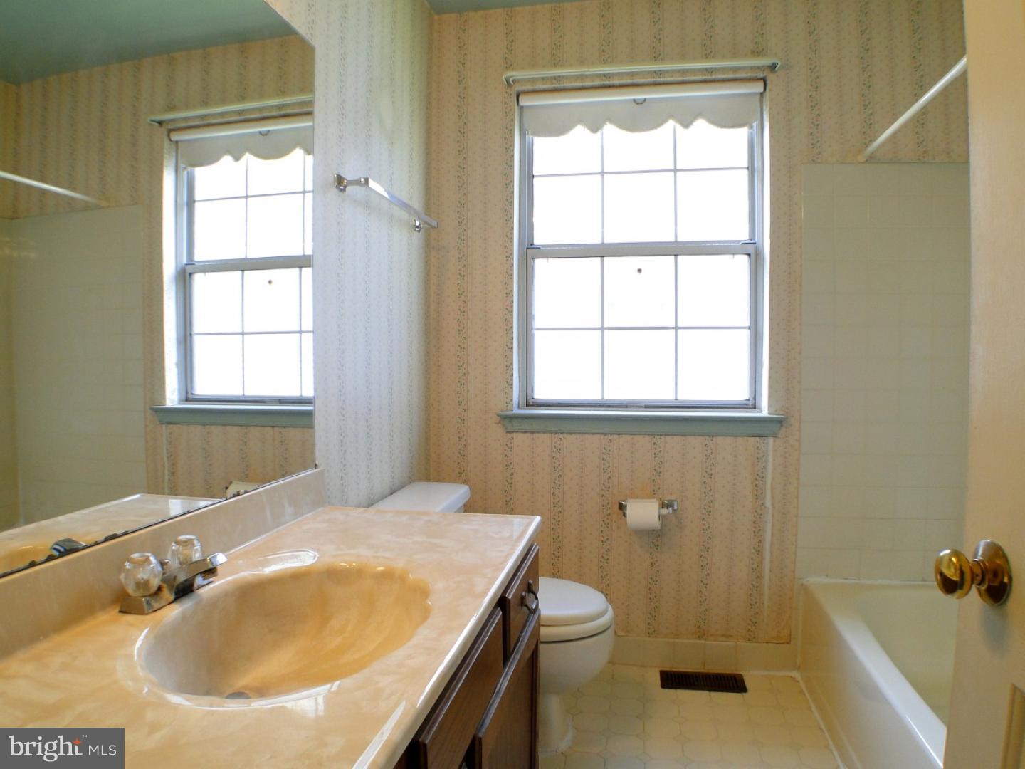 10952 Knights Road Philadelphia, PA 19154 - Photo 13 of 25 Bathroom