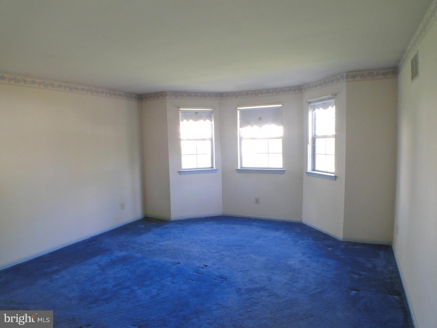 10952 Knights Road Philadelphia, PA 19154 - Photo 15 of 25 Family Room