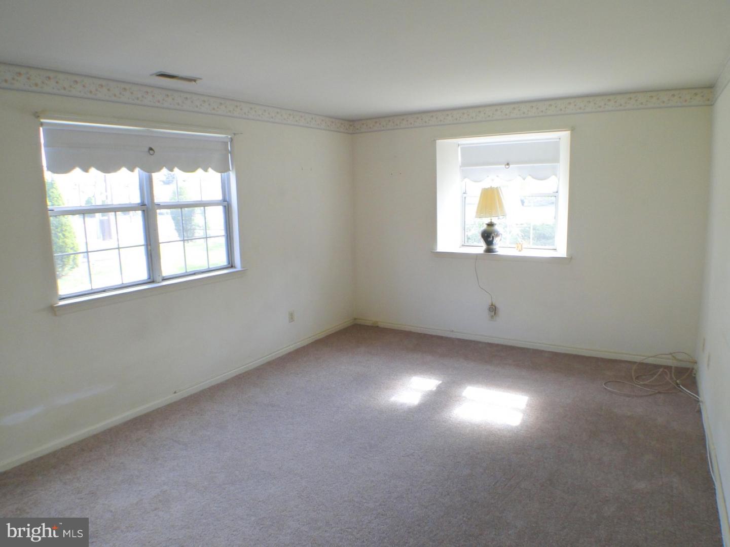 10952 Knights Road Philadelphia, PA 19154 - Photo 6 of 25 Living Room