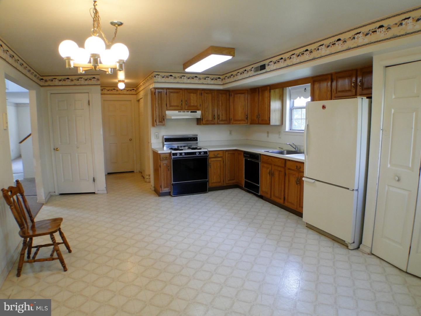10952 Knights Road Philadelphia, PA 19154 - Photo 8 of 25 Kitchen
